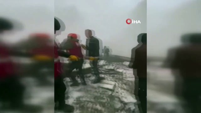 Depreme enkazda arama yaparken yakalanan ekiplerin korku dolu anları!