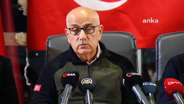 Bakan Vahit Kirişci açıklama yaparken depreme yakalandı