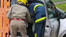 Duas pessoas ficam feridas após Renault Captur capotar na 467