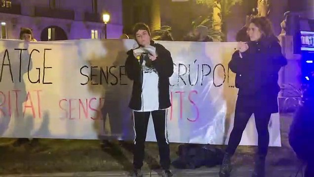Lectura del manifest de la concentració a València contra la infiltració de la policia espanyola