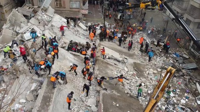 ŞANLIURFA'DA DEPREM SORUŞTURMASINDA 4 KİŞİ DAHA TUTUKLANDI, HASARLI BİNALAR YIKILIYOR