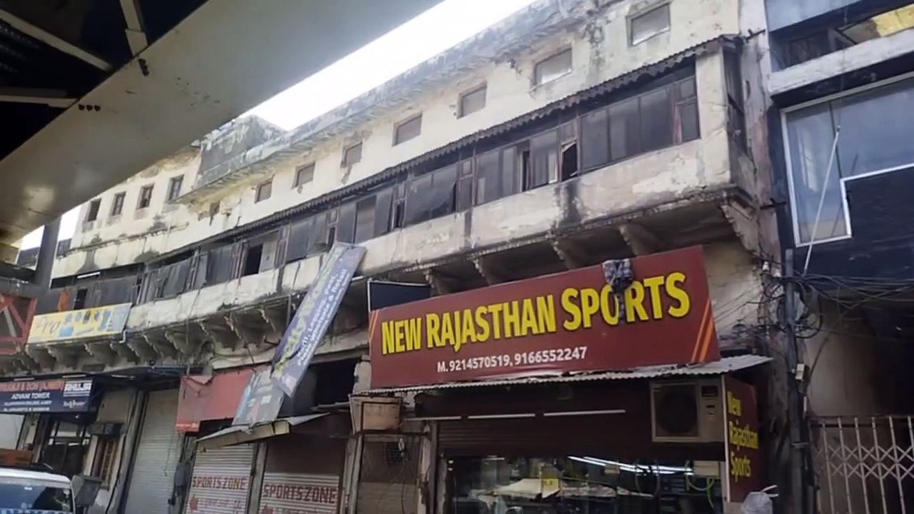 जर्जर हो चुकी थी अल्लाह रखा बिल्डिंग, दीवारों में आ चुकी थीं बड़ी-बड़ी दरारें