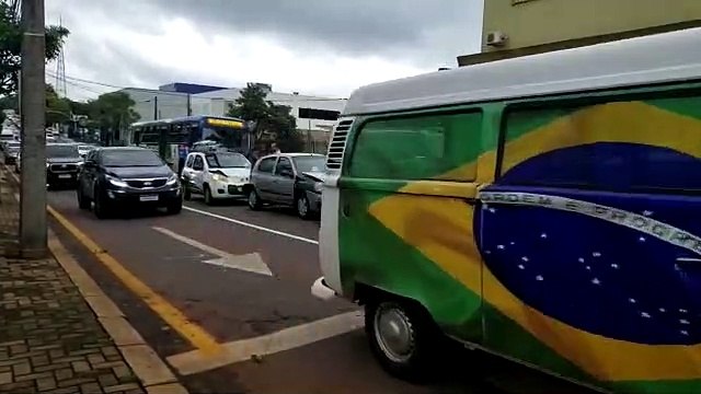 Engavetamento com três veículos é registrado na Rua Barão do Cerro Azul