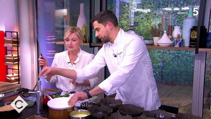 Anne-Elisabeth Lemoine Brille sur le Plateau de « C à Vous » 🎤