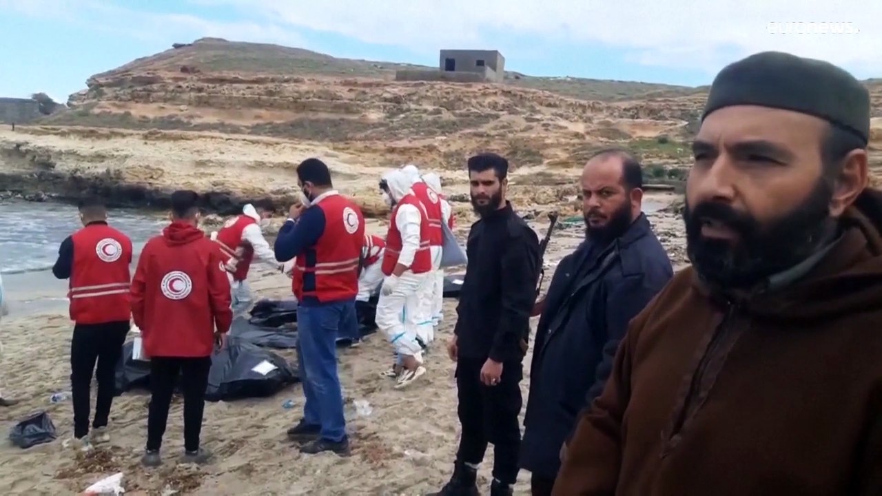 شاهد: انتشال 11 جثة قبالة السواحل الليبية وفقدا...