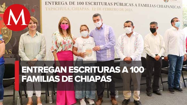 En Chiapas, el gobernador Rutilio Escandón hace entrega de 100 escrituras públicas
