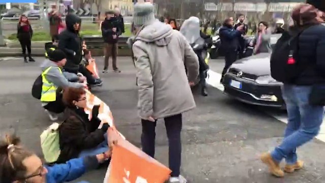Ambientalisti bloccano via Palmanova a Milano: traffico in tilt