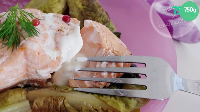 Papillotes de saumon, sucrines braisées et crème aux baies roses