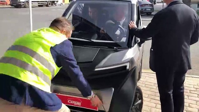 Francisco de la Torre conduce un coche eléctrico en pleno polígono de Málaga.