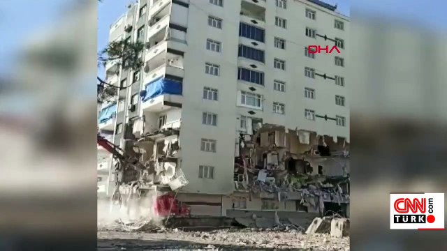 Diyarbakır'da kontrollü yıkımda 10 katlı bina çöktü; o anlar kamerada