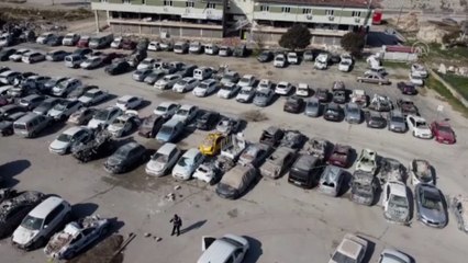 Depremde zarar gören araçlar otoparklara çekiliyor