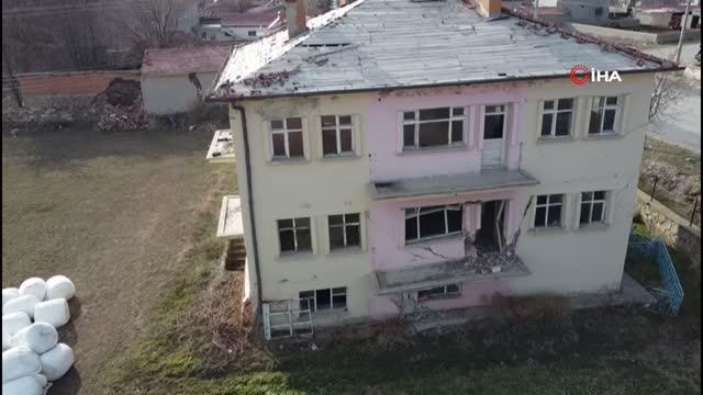 Burası deprem bölgesi değil! 11 yıl önce ortaya çıkan topraktaki yüzey kırıkları, iki mahalleyi yutmak üzere