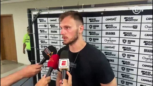 Lucas Perri lamenta expulsões no clássico, mas enaltece espírito de luta do Botafogo