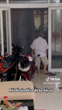 Cha thao thức chờ con gái về, nghe tiếng là vội chạy ra mở cửa, dắt xe vào giúp con