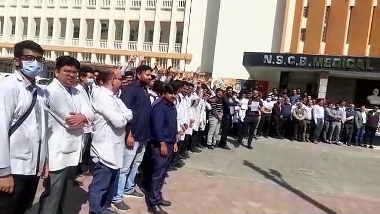 डॉक्टर हड़ताल पर, ओपीडी में भटक रहे मरीज