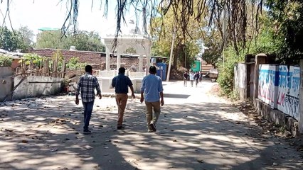 VIDEO: स्कूल में प्री-बोर्ड परीक्षा, बच्चे गांव में मचा रहे धमा-चौकड़ी