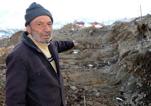 Depremde yıkılan, 1 gün sonra da yangın çıkan evin enkazı kaldırıldı; anne ve kızı bulunamadı