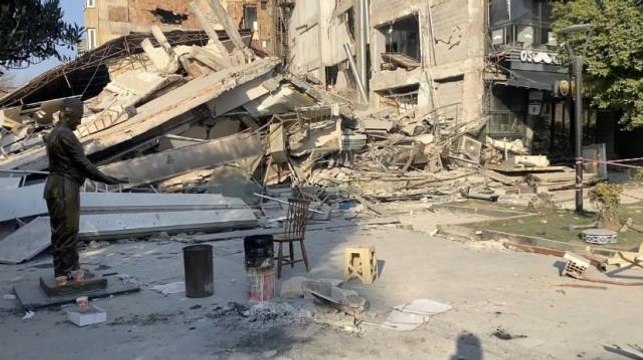 Hatay'ın simgelerinden olan künefe çeviren adam heykeli, depremde zarar görmedi