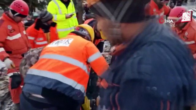 Çinli arama kurtarma ekibi ikram edilen otlu ekmek yedikten sonra Van'a selam gönderdi