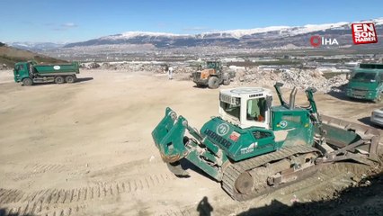 Kahramanmaraş’ta yıkılan binaların enkazı şehre yakın bölgelere taşınıyor