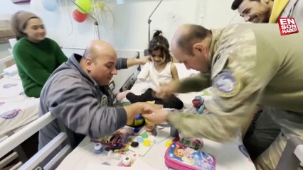 Mehmetçik, depremde enkazdan çıkarılan küçük kızı hastanede ziyaret etti