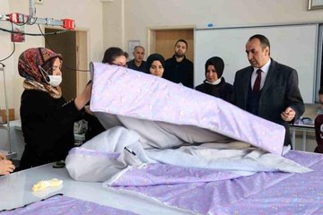 Bingöl'de depremzedeler için uyku tulumu dikiliyor