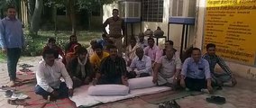भुगतान के लिए जलदाय विभाग कार्यालय के बाहर ठेकेदार धरने पर बैठे