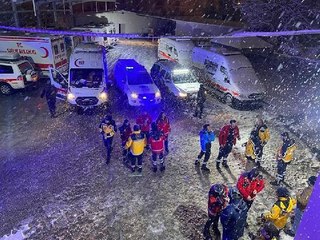 NÖBETÇİ UMKE EKİBİ, İLK SAATLERDE ULAŞTIĞI OSMANİYE'DE 5 KİŞİYİ KURTARMIŞ