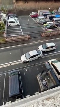 Un papy devient fou au volant de sa voiture