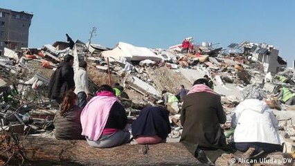 Turkey: Earthquake victims criticize poor construction