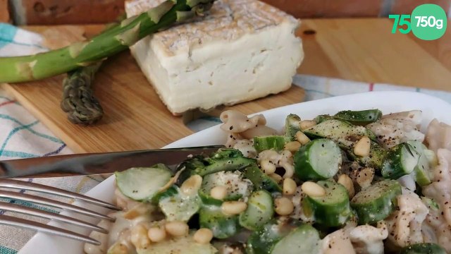 Pâtes au taleggio, asperges vertes et pignons de pin