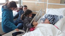Hastanede 3 çocuğuna kavuşan depremzede anne gözyaşlarına hakim olamadı