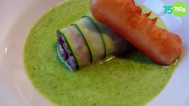 Cannelloni de courgette aux champignons de Paris, velouté de fanes de radis, tempura de céleri rave