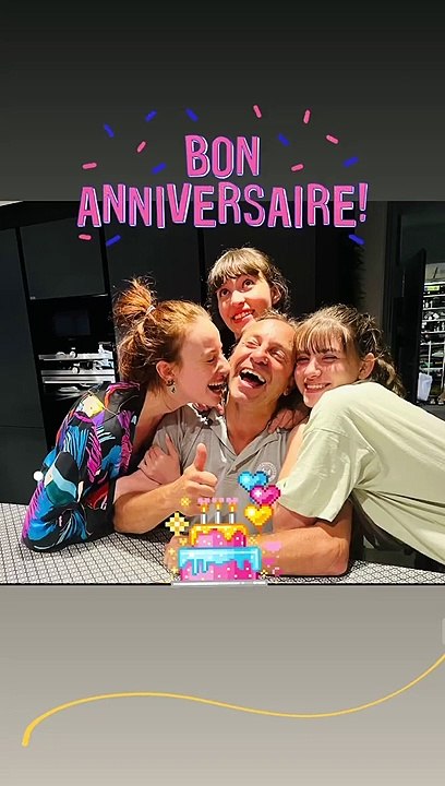 Pour ses 51 ans, le patineur était donc bien entourée avec ses enfants Luna (née le 1er avril 2000), Maya (née le 4 juin 2002) et Talia (née le 28 février 2006).Une jolie photo animée d'anniversaire pour Philippe Candeloro qui célèbre ses 51 ans