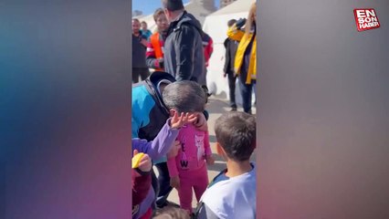 Deprem bölgesindeki Fahrettin Koca ile minik Medine'nin gülümseten anları