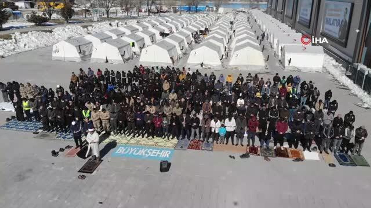 Çadır Kentte cuma namazı sonrası depremzededen duygulandıran birlik mesajı