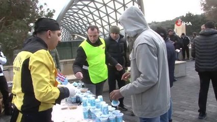 Bakü'de camide depremlerde hayatını kaybedenler için helva dağıtıldı