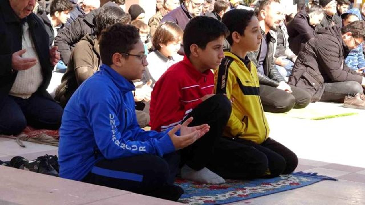 Depremde yaşamını yitirenler için Cuma namazının ardından gıyabi cenaze namazı kılındı