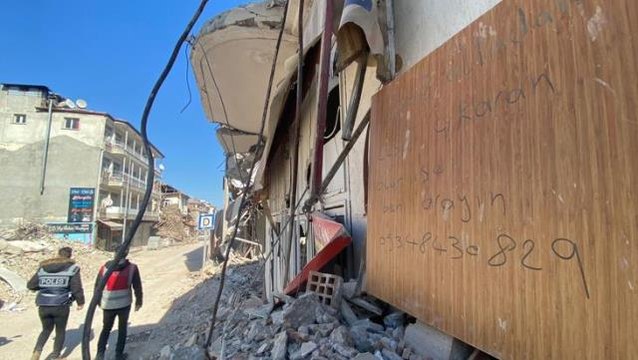 Hatay'da enkazda yakınlarını bulamayan esnaf mesaj bıraktı: Ceset çıkaran olur ise beni arasın