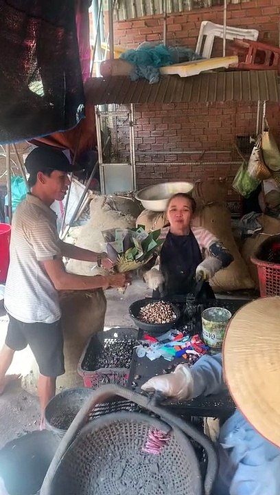 Vợ khóc khi chồng tặng bó hoa tiền gói vội, khi xem người tặng là tất cả thì quà vô giá