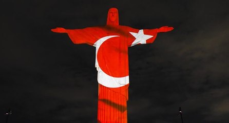 Brezilya’daki Kurtarıcı İsa heykeline Türk bayrağı yansıtıldı
