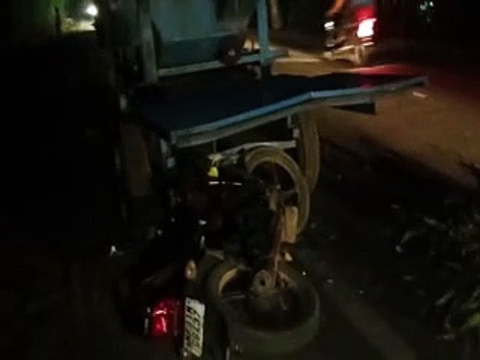 video: मेगा हाइवे पर खड़े थ्रेसर से टकराई बाइक, एक की मौत दो घायल
