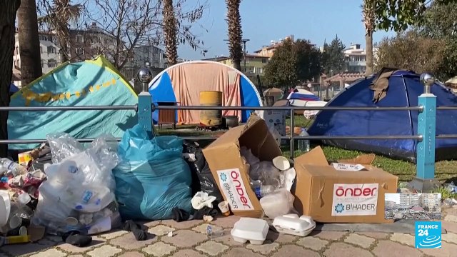 Sobrevivientes de terremoto en Turquía expuestos a enfermedades por malas condiciones sanitarias