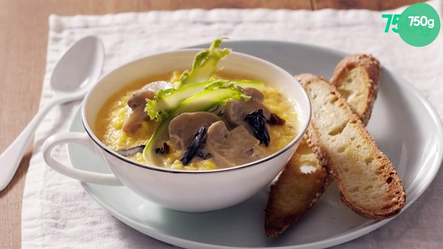 Brouillade d'œufs aux Champignons de Paris à la crème fraiche, Trompettes de la mort, Morilles, asperges et mouillettes de pain