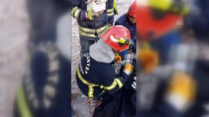 Arama kurtarma yaptıkları enkazda yaklaşık 2 milyon dolar buldular