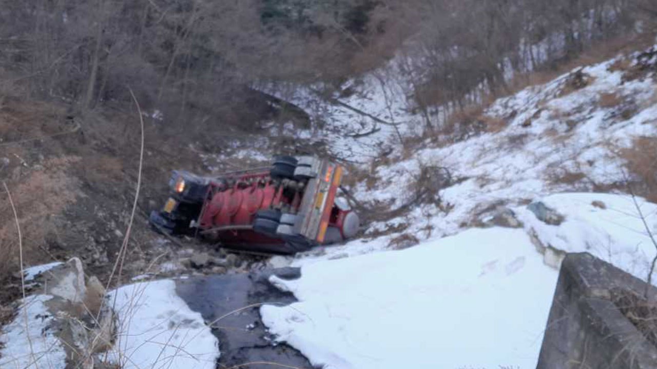 삼척 국도에서 시멘트 운송 화물차 추락해 50대 숨져 / YTN