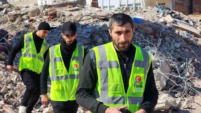 Azerbaycan'da çekilen fotoğrafı ile depremin simgesi olan Server Beşirli: Evsizlik nedir biliyoruz