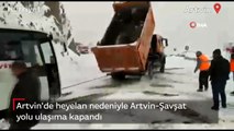 Artvin'de heyelan nedeniyle Artvin-Şavşat yolu ulaşıma kapandı