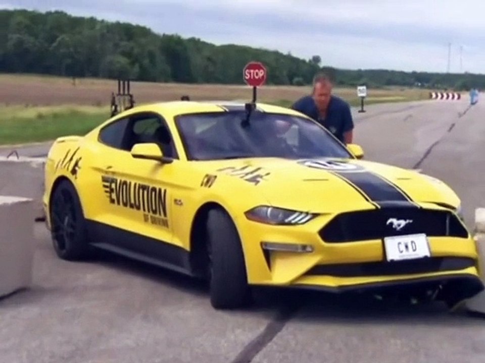 Ils proposent à une mauvaise conductrice de passer des obstacles avec une voiture de course
