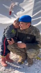 MSB paylaştı! Minik çocuk dakikalarca Mehmetçik'in omzunda yattı